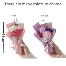 1 人造花束包含 3 朵假玫瑰、人造满天星、假康乃馨、鲜花包装纸、20cmx13cm 永生香皂花，适合作为生日或周年纪念礼物送给妈妈、闺蜜、朋友、母亲节情人节礼物、婚礼纪念品和节日派对家居餐桌装饰礼物、情人节、礼物