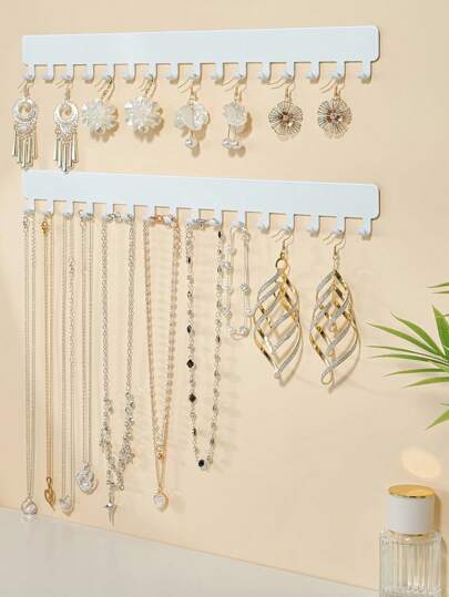透明亚克力壁挂式项链挂架，自粘式免打孔设计首饰收纳架，完美适用于女性和女孩的首饰收纳，是情人节、圣诞节、新年和开学季的理想之选，时尚实用，适合旅行和日常使用，让您的项链自由取用，时尚爱好者和送礼达人的必备单品，这款优雅的首饰架可提升您的房间装饰，完美收纳和展示您最喜爱的首饰。