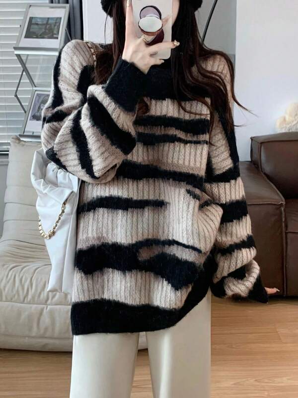 Suéter feminino com estampa animal e gola redonda