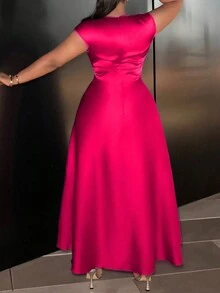 大码缎面连衣裙，光面，V 领，荷叶边