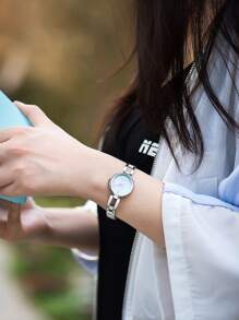 CITIZEN Eco-Drive 手表女士时尚手表优雅纤薄不锈钢表带，适合女士休闲装的礼物，电量不足警告功能，28 毫米渐变表壳，EM0631-83D - 漸層 - 查看 8