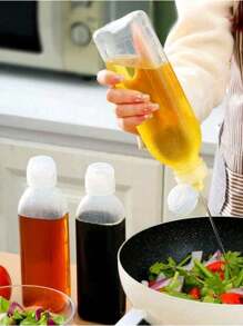 Botella transparente de plástico para condimentos con apretón y botella de aceite de cocina multifuncional de dos en . La botella de apretón es ideal para almacenar aceite, vinagre, salsa de soja y otros condimentos. La botella de aceite con rociador y vertedor tiene una tapa accionada por gravedad que se abre y cierra automáticamente, lo que la hace adecuada para rociar durante las barbacoas. 1 pieza/2 piezas/3 piezas