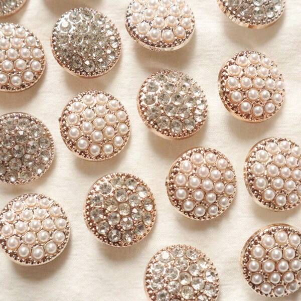 10قطع أزرار بلاستيكية ذهبية بتصميم قلب مزخرف بالكامل بالراين والخرز على شكل زهرة للتزيين في الملابس (البلوزة، الكارديجان، المعطف)