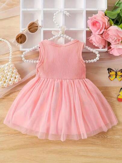 Vestido elegante y lindo de niña con decoración floral y contraste de malla sin mangas para verano