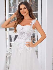 Élégante robe de mariée longue avec épaules dénudées et illusion de dentelle, avec traîne pour les femmes. Robe de bal en tulle avec laçage au dos. Robe de mariée pour mariage en extérieur, événement de mariage, robe blanche - Blanc - Voir 9