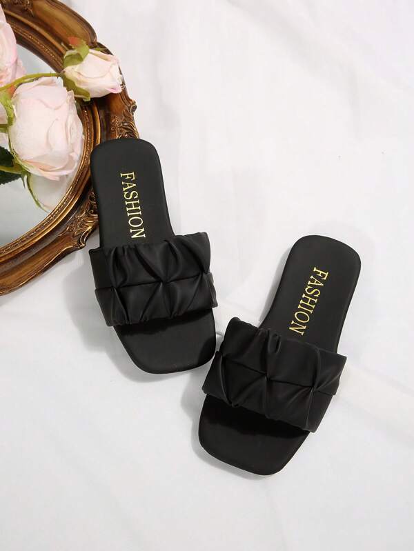 Chanclas de moda para niños para uso en exteriores, sandalias de verano de punta cuadrada y planas, sandalias de una sola pieza, nuevos zapatos elegantes y de moda para niñas con estilo europeo y americano, elegantes chanclas de playa