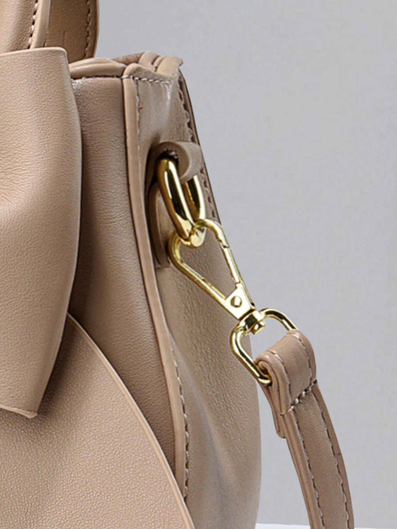 حقيبة يد نسائية كلاسيكية – لون واحد مع فيونكة أنيق...