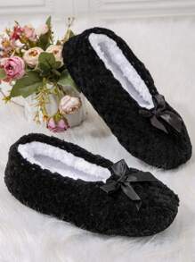 RALSWNAY Sandal Rumah Wanita Lembut & Nyaman, Sandal Rumah Kasual Datar & Bernapas, Sandal Berbulu - Hitam dan Putih - View 7