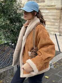 女士休闲保暖轻薄秋冬外套，时尚常规长度泰迪熊外套，采用羊毛质感面料，配有披肩领和撞色包边。