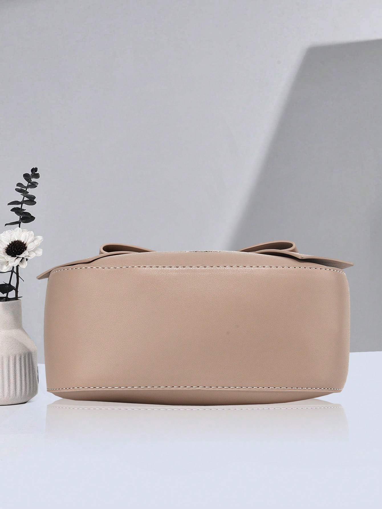 حقيبة يد نسائية كلاسيكية – لون واحد مع فيونكة أنيق...