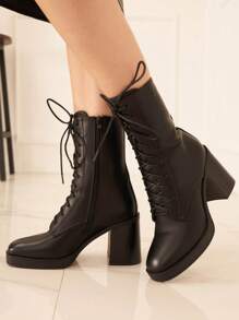 High-Top Ankle Boots With Block Heel And Thin Lacing – Elongated Silhouette And Structured Style