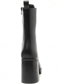 High-Top Ankle Boots With Block Heel And Thin Lacing – Elongated Silhouette And Structured Style