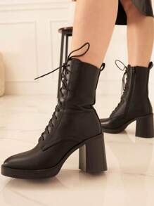 High-Top Ankle Boots With Block Heel And Thin Lacing – Elongated Silhouette And Structured Style