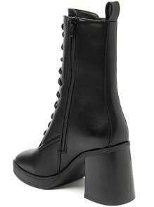 High-Top Ankle Boots With Block Heel And Thin Lacing – Elongated Silhouette And Structured Style