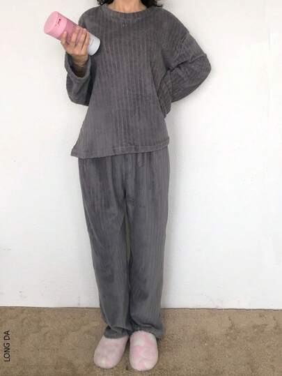 Traje de dos piezas de felpa color liso