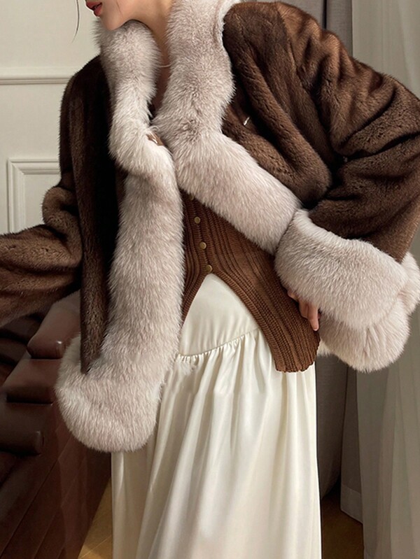 Cappotto donna in stile autunno/inverno, con colletto morbido e colorato, in tessuto soffice e peloso