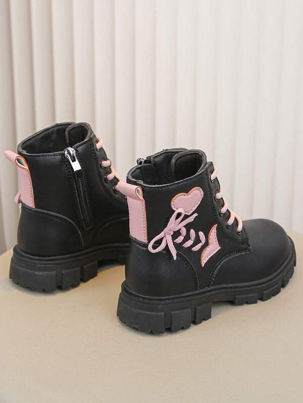 1 par de botas nuevas para niñas con diseño de corazón, lazo y trébol