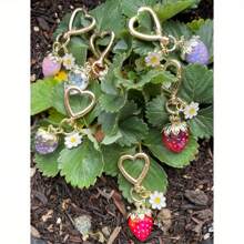 可爱草莓钥匙扣包饰 可爱心形花朵雏菊钥匙扣配饰 女士装饰 完美礼物 钥匙扣配饰 女士钥匙扣 小礼物 送给她的礼物 女士礼物 樱桃红 - 紅色 - 查看 2