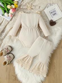 Bộ 3 món cho bé gái: Áo liền quần cổ bèo họa tiết hoa 3D đáng yêu + Quần ống rộng viền ren thoải mái + Băng đô trang trí. - Nhiều màu - Xem 2