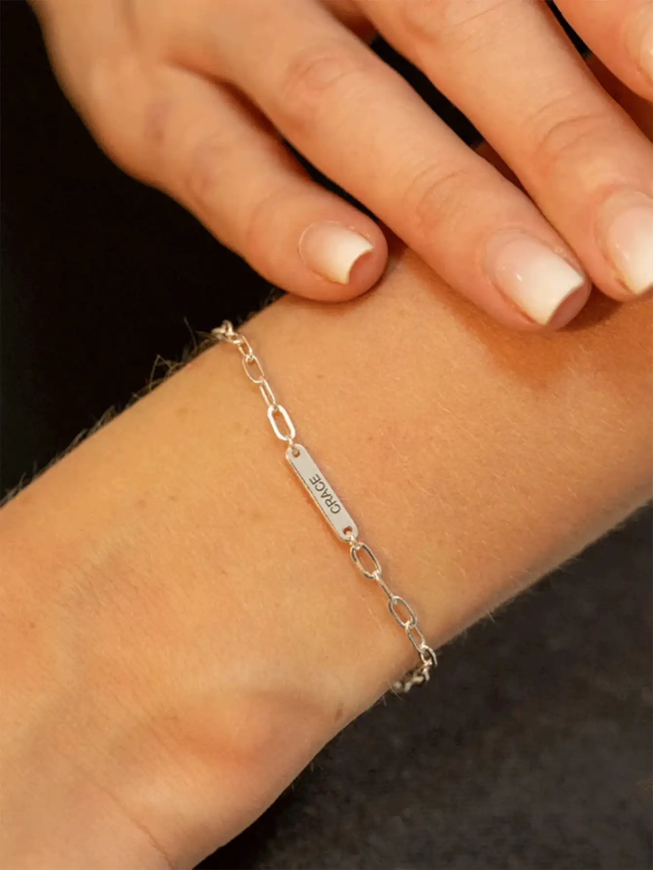 定制迷你姓名条手链 简约镌刻手链，配有精致回形针链 定制姓名条手链 新款不锈钢首饰 独特的圣诞礼物，适合她 生日礼物 情人节礼物 金色 时尚、男女通用、简约、复古、哥特、可爱 定制、个性化、独特 适合他的理想礼物，适合她、男朋友、女朋友、爸爸、妈妈、家人、朋友、宠物、儿子、女儿、祖父母 周年纪念、生日、日常佩戴、婚礼、毕业典礼、舞会、派对、定制时尚镌刻手链、街头休闲时尚 - 彩色 - 查看 8