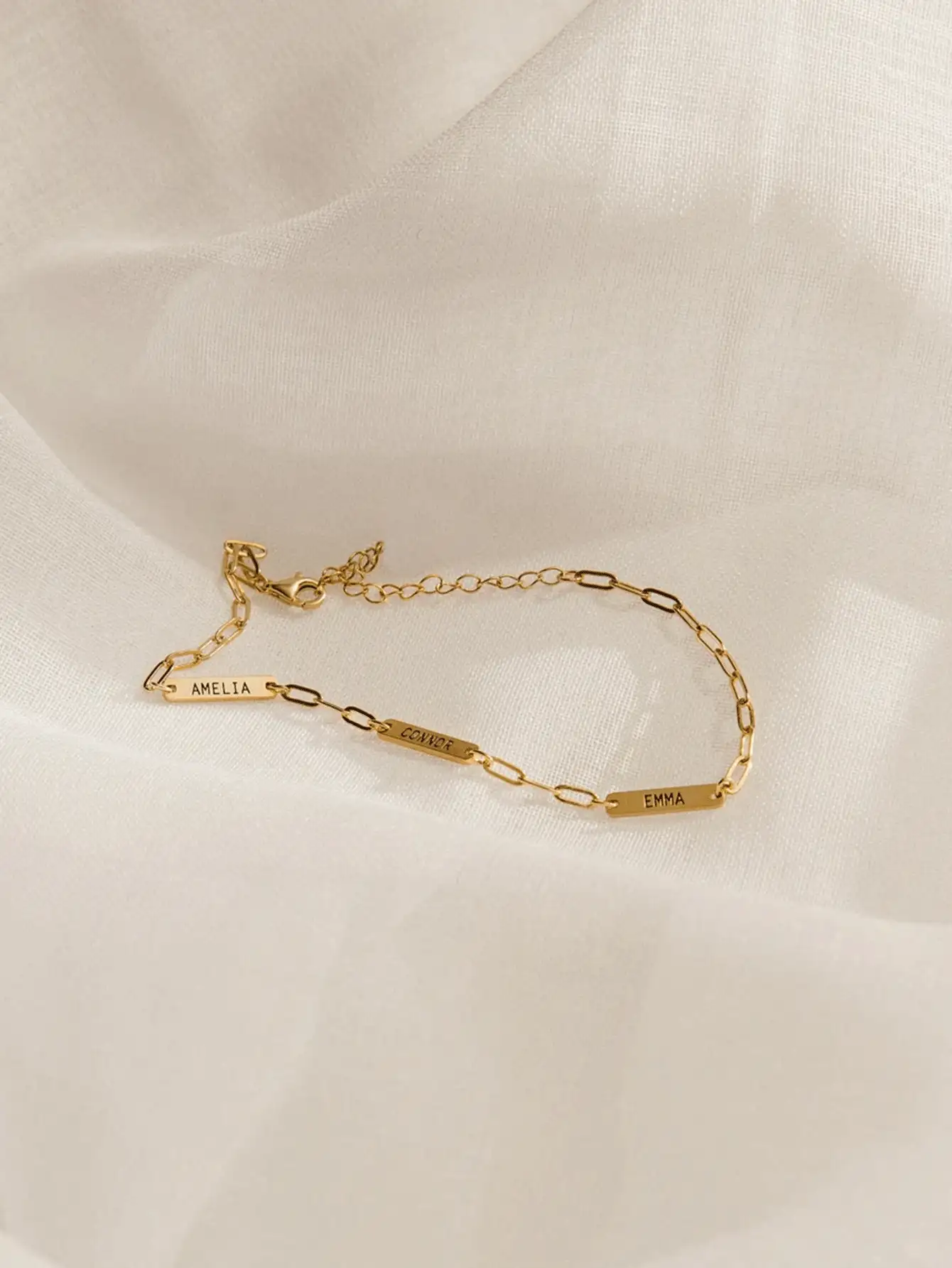 定制迷你姓名条手链 简约镌刻手链，配有精致回形针链 定制姓名条手链 新款不锈钢首饰 独特的圣诞礼物，适合她 生日礼物 情人节礼物 金色 时尚、男女通用、简约、复古、哥特、可爱 定制、个性化、独特 适合他的理想礼物，适合她、男朋友、女朋友、爸爸、妈妈、家人、朋友、宠物、儿子、女儿、祖父母 周年纪念、生日、日常佩戴、婚礼、毕业典礼、舞会、派对、定制时尚镌刻手链、街头休闲时尚 - 彩色 - 查看 5