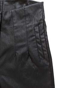 Pantalón vinipiel de pinzas. - Negro - Ver 6