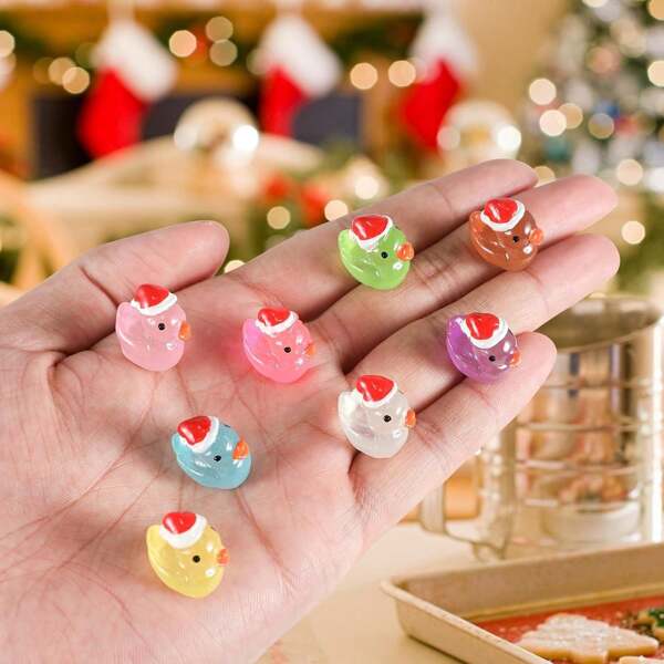 10/30/50Pcs Mini Patos de Resina de Natal Luminosos Miniatura Chapéu de Natal Animais Brilham no Escuro a Granel para Decoração de Micro Jardim de Fadas Decoração de Festa de Natal Pequena (Cor Aleatória) Pato Minúsculo, Pequenos Animais de Resina, Mini Figuras, Mini Brinquedos, Fada, Minúsculo, Enfeites, Brinquedo, Pequenas Figuras, Mini Figuras de Natal, Mini Brilho, Natal, Patos, Mini Patos