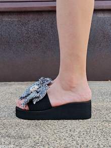 女士仿珍珠和蝴蝶结装饰拖鞋，时尚平底露趾拖鞋 - 黑與白 - 查看 6