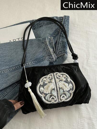 时尚纯色褶皱云朵单肩包，刺绣流苏单肩包，适合购物、收纳钱包、休闲外出，尤其适合年轻女性、大学生、职场新人及白领人士。也非常适合办公室、大学、工作、商务、通勤、户外、旅行和徒步等场合。