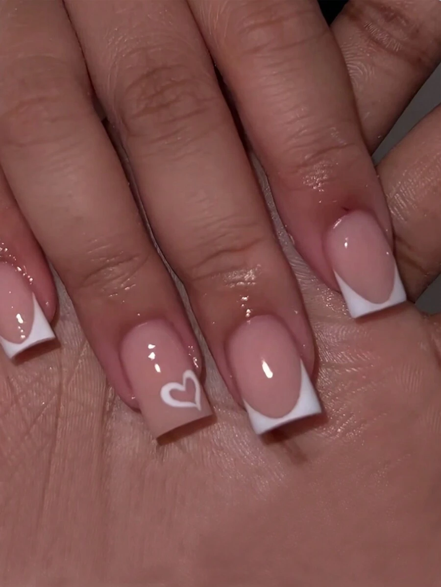 24片粉色心形法式美甲贴纸，带背胶，白色底，短款，亮面。美甲用品，美甲贴纸。
