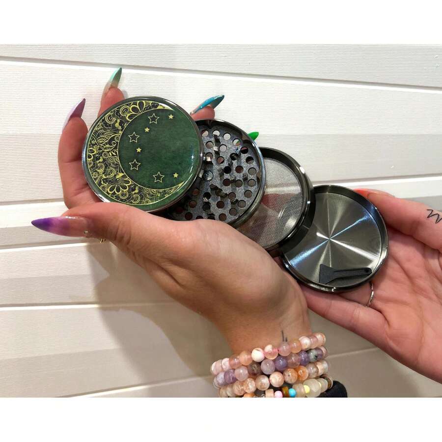 新月星形研磨机、奇思妙想研磨机、月亮星形研磨机、大型研磨机、五件套研磨机、月亮药草研磨机 - 彩色 - 查看 1