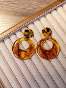 Um par de brincos de acrílico de resina colorida âmbar de moda retrô exagerada para mulheres