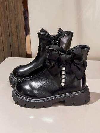 1 par de botas de moda lindas con diseño de cremallera, perlas y mariposas, adecuadas para otoño/invierno para niñas
