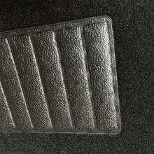 4件套黑色地毯式汽车脚垫，通用PVC防滑保护垫，可拆卸，易清洁，适用于大多数车型，四季皆宜，经久耐用。前排：24.8英寸*16.14英寸，后排：11.02英寸*14.56英寸