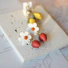 1 对手工制作的聚合物粘土水果滴耳环，带有雏菊花卉图案 - 可爱的草莓和柠檬吊坠耳环，适合女士，轻巧的个性珠宝，带有波西米亚风的夏日氛围，非常适合度假、海滩、野餐和日常装扮，Y2K 美学 - 水果耳環 - 查看 6