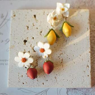 1 对手工制作的聚合物粘土水果滴耳环，带有雏菊花卉图案 - 可爱的草莓和柠檬吊坠耳环，适合女士，轻巧的个性珠宝，带有波西米亚风的夏日氛围，非常适合度假、海滩、野餐和日常装扮，Y2K 美学