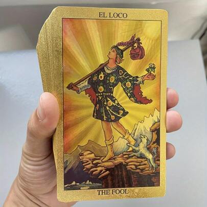 Baraja de Tarot clásica para principiantes, con lámina de oro en inglés de 4.72x2.76 pulgadas, con guía en inglés y español, resistente al agua y a las arrugas, perfecta para principiantes - Baraja elegante y ligera y manual exhaustivo - Juego de adivinación de la fortuna con experiencia real de Tarot