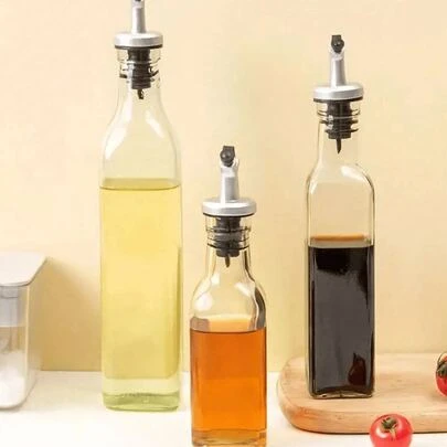 1 lọ thủy tinh vuông đựng gia vị dầu và nước sốt giấm
