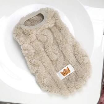 宠物服装。厚实温暖的毛绒背心适合小型犬和猫在冬天穿着。可以在户外开心玩耍的狗狗服装。