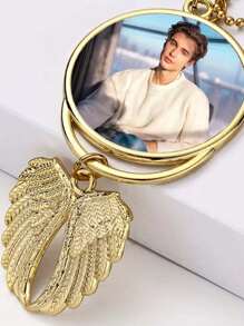 Un porte-clés personnalisé pour homme avec photo, décoration suspendue de voiture personnalisée, pendentif d'image d'aile d'ange pour rétroviseur personnalisé, utilisé pour les fenêtres principales de la voiture, décoration de Noël personnalisée, cadeau fête des pères personnalisé, cadeau d'anniversaire, cadeau de la Saint-Valentin. Mettez des photos de vos enfants, de vos proches, de vos parents et même de vos animaux de compagnie à l'intérieur, et laissez les précieux souvenirs vous accompagner pour toujours.