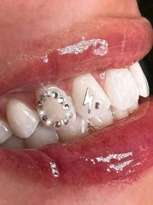 Set de gemas dentales - Kit de pegatinas para dientes de bricolaje autoadhesivas en caja, joyas para dientes de cristal de rinoceronte súper brillantes, calcomanías dentales extraíbles europeas y americanas, cristales decorativos de belleza dental, cristales asimétricos con forma de mariposa de fondo plano, accesorios brillantes y glamorosos de bricolaje para niñas, joyas dentales de cristal súper brillantes, suministros de cuidado oral con estilo personalizado de hip-hop con cristales incrustados, incluye herramientas y pegamento