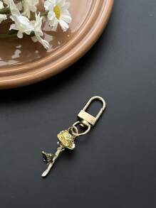 以美丽玫瑰为原型设计的一款包包挂件，玫瑰立体造型，纯色简约，欧美风情，适合大学生、小学生、女生。可作为包包挂件、汽车钥匙扣、生日节日、万圣节礼物、情侣礼物、万圣节服装配饰 - 彩色 - 查看 13