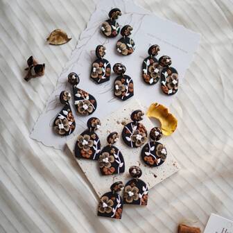 1 par handgjorda örhängen i polymerlera med blommönster – bågformade, runda och ovala hängande droppar med 3D-blommor och bladrankor, neutrala jordnära toner, lätta statement-modesmycken för kvinnor och flickor, bohemisk vintage-estetik, vardagspresent till jobbet, fest, bröllopsdag