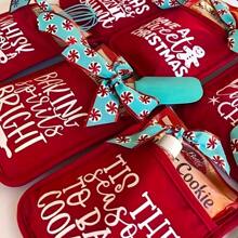 Găng tay lò nướng Giáng sinh có thể giặt bằng tay chịu nhiệt, lót nồi Giáng sinh, đồ trang trí Giáng sinh để nướng bằng thiết kế dệt - Phụ kiện nhà bếp lễ hội với cụm từ lễ hội, quà tặng Giáng sinh lý tưởng Đồ trang trí Giáng sinh Đồ trang trí Giáng sinh Quà tặng Giáng sinh Đồ dùng tiệc Giáng sinh - Đỏ - Xem 5