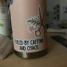 3 英寸可移除耐用防水乙烯基贴纸 - 有趣的幽默贴纸，由咖啡因和混乱推动，适用于笔记本电脑、马克杯咖啡杯、手机或平板电脑、书籍和笔记本电脑、汽车和保险杠、冰箱或书桌、行李箱、墙壁或门 - 彩色 - 查看 4