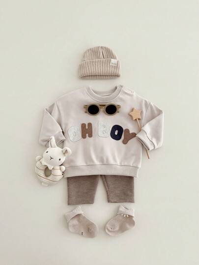 2 件装男婴字母贴花拼色长袖上衣和休闲裤轻便运动服套装，秋季