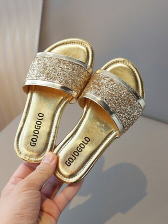 一双女童时尚拖鞋，可爱防滑耐磨，适合旅游居家和摄影沙滩鞋