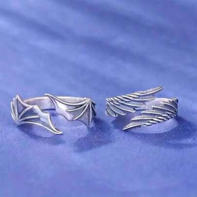 Set de 2 anillos con diseño de alas de ángel y demonio vintage, adecuado para parejas o mejores amigos. Talla ajustable apta para niñas jóvenes, una opción de regalo ideal para ellas.