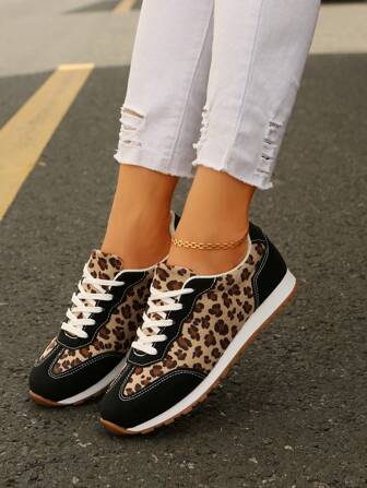 Atletiska sneakers för kvinnor, vita campusskor för flera säsonger, dagliga halkfria, bekväma snörningsskor med mjuk botten