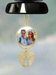 Un porte-clés personnalisé pour homme avec photo, décoration suspendue de voiture personnalisée, pendentif d'image d'aile d'ange pour rétroviseur personnalisé, utilisé pour les fenêtres principales de la voiture, décoration de Noël personnalisée, cadeau fête des pères personnalisé, cadeau d'anniversaire, cadeau de la Saint-Valentin. Mettez des photos de vos enfants, de vos proches, de vos parents et même de vos animaux de compagnie à l'intérieur, et laissez les précieux souvenirs vous accompagner pour toujours.